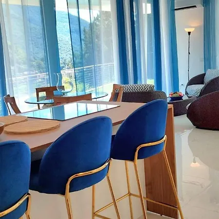 Flora - Con Piscina فيلة